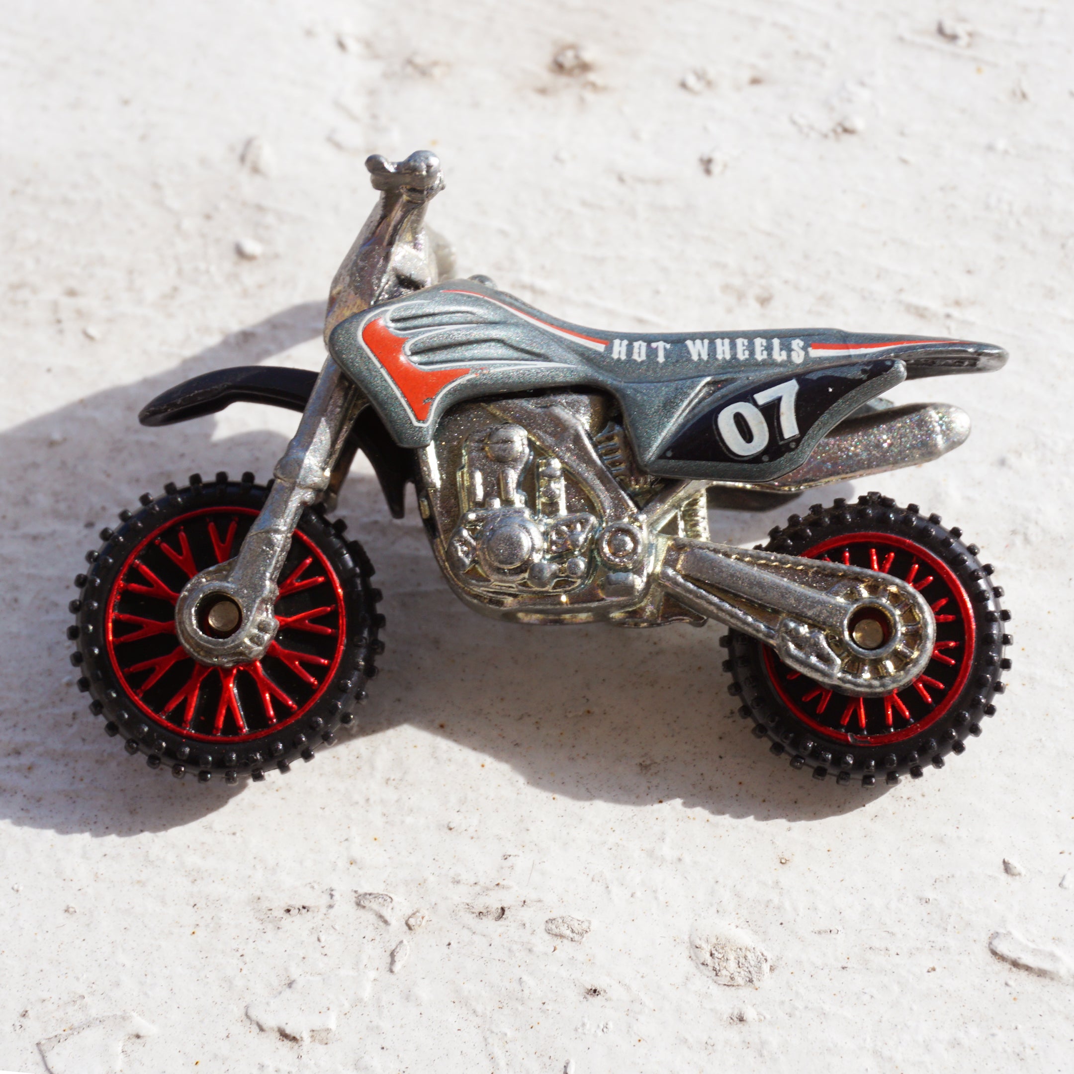 2007 Diecast HOT WHEELS New Models 11 of 36 Wastelander Motorcycle with Red Spokes