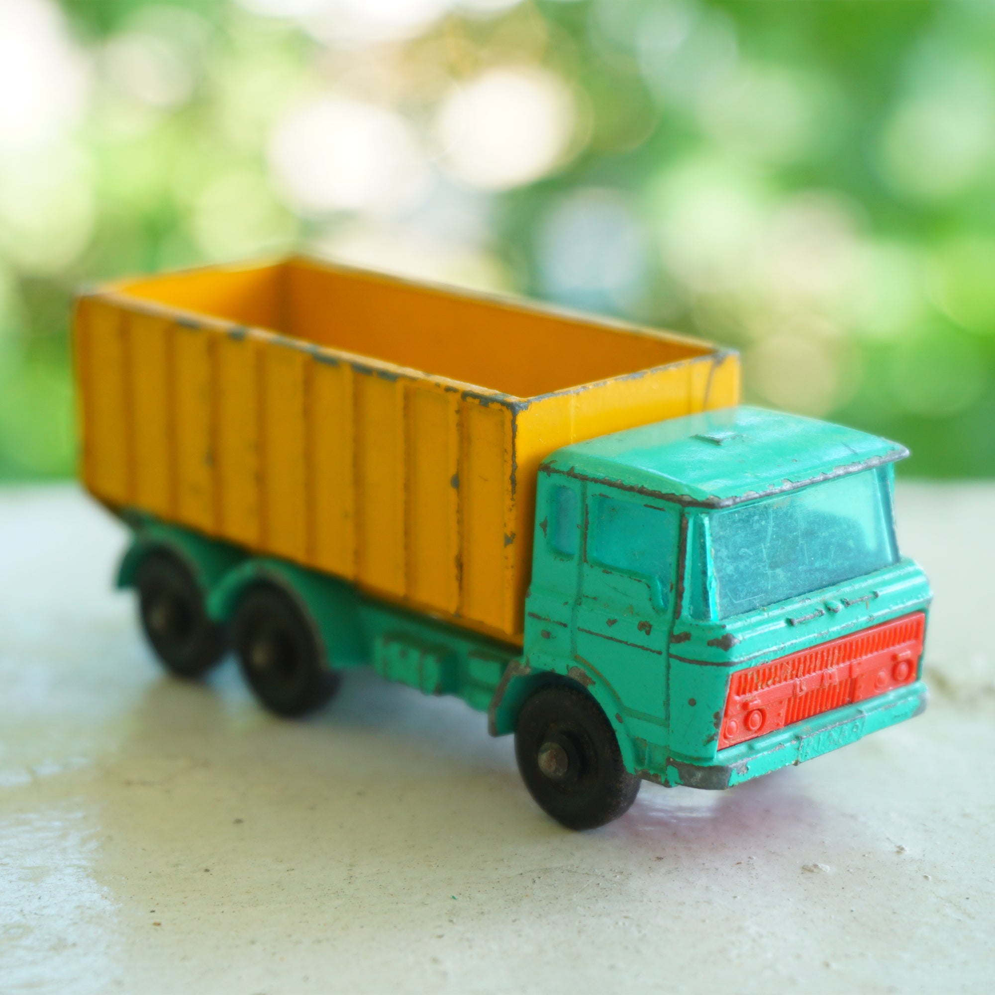 1968 Vintage MATCHBOX Series No. 47C: Tipper Container Truck DAF (A). Made in England by Lesney.