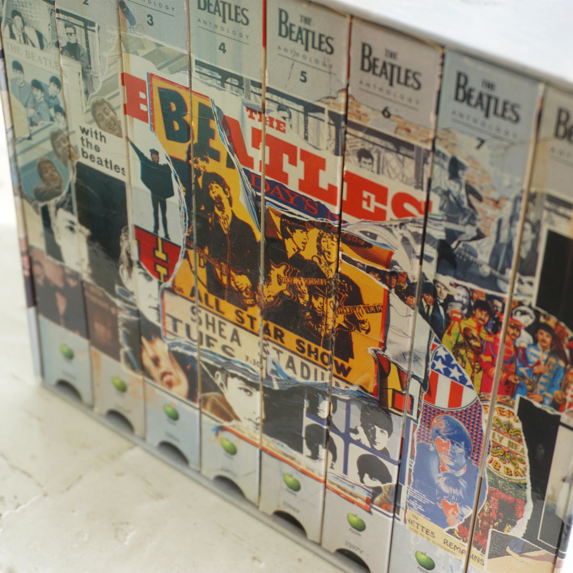 1996 Vintage APPLE CORPS The Beatles Anthology 8 VHS Tape Set