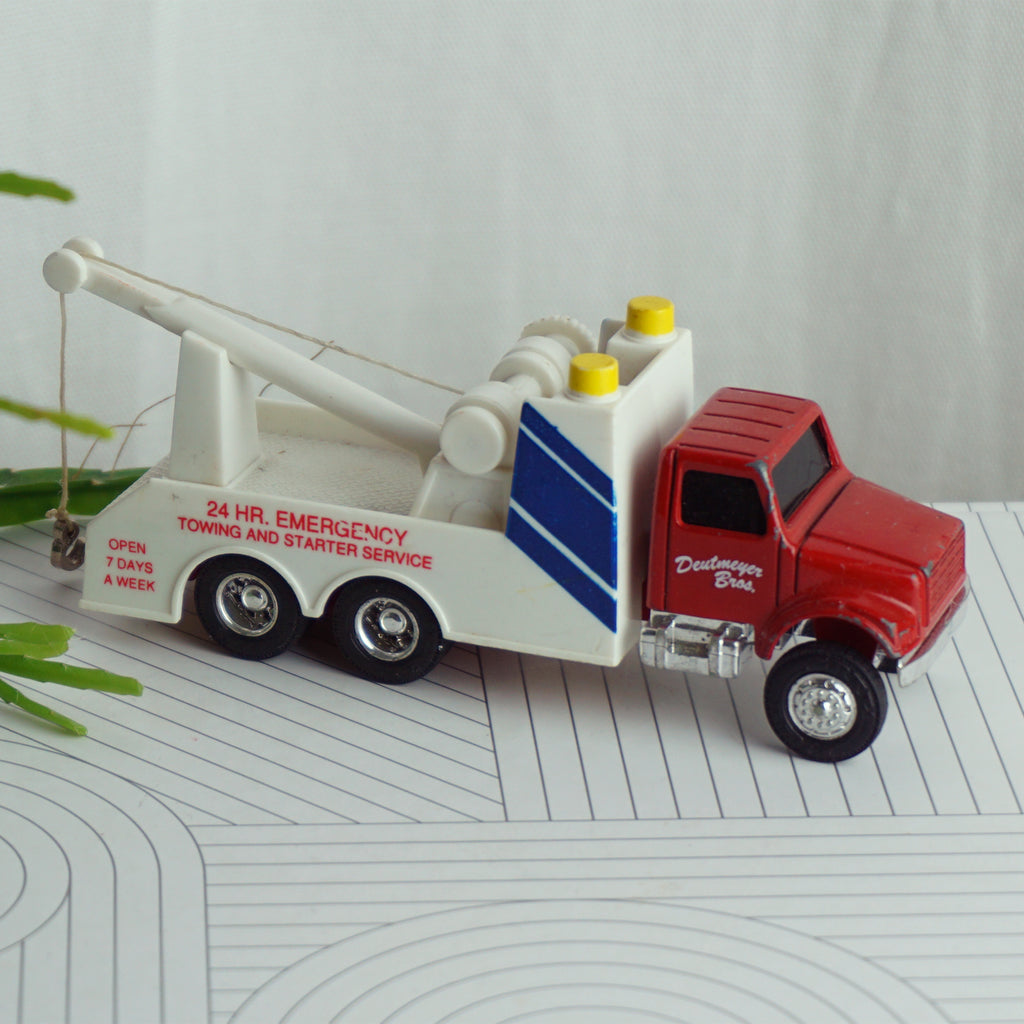 Vintage ERTL 5.5" Deutmeyer Bros. Emergency Towing Service Toy Truck. Dyersville Iowa USA 1760V.